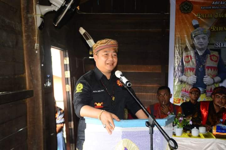 Sekda Ketapang, Alexander Wilyo memberikan kata sambutan pada acara penutupan Musyawarah Adat (Musdat) 1 Kengkubang 3, Sabtu (13/05/2023), di Desa Jelayan, Kecamatan Tumbang Titi. (Foto: Adi LC)