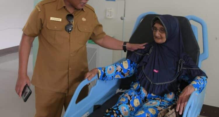 Bupati Kayong Utara, Citra Duani berbincang dengan salah satu pasien saat melakukan inspeksi mendadak (sidak) terhadap pelayanan rumah sakit. (Foto: Prokopim)