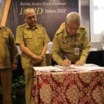 Sekda Kalbar, Harisson menandatangani berita acara hasil Evaluasi Penyelenggaraan Pemerintahan Daerah (EPPD) Kabupaten/Kota se-Kalimantan Barat Tahun 2023, di Hotel Mercure Pontianak, Senin (19/06/2023). (Foto: Biro Adpim For KalbarOnline.com)