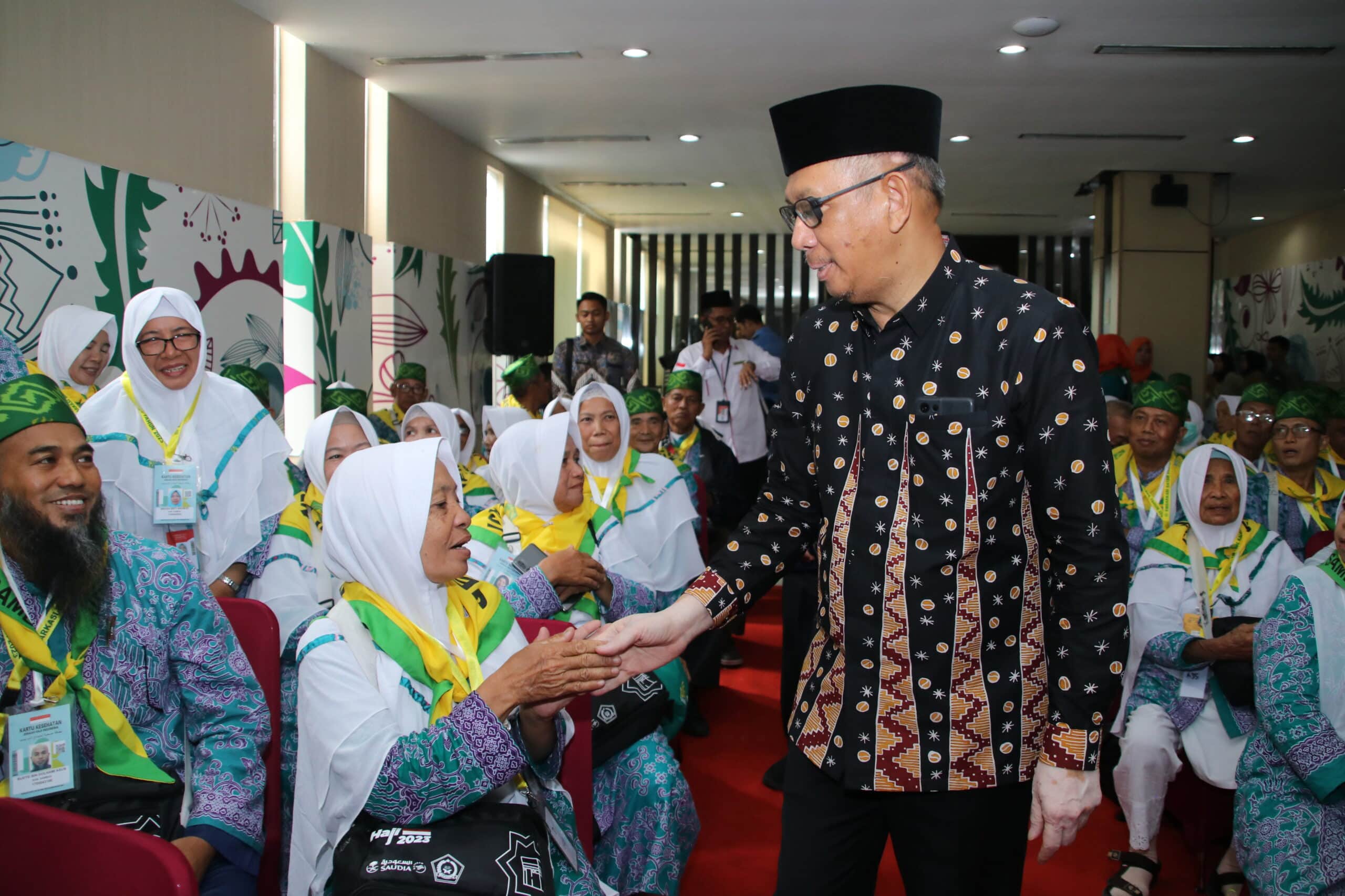 Gubernur Kalimantan Barat, Sutarmidji bersalaman dengan CJH di Hotel Orchardz Perdana Pontianak, Jumat (16/06/2023). (Foto: Biro Adpim For KalbarOnline.com)