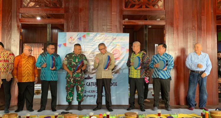 Gubernur Kalimantan Barat, Sutarmidji membuka Festival Kapuas Award 2023, di Kampung Wisata Caping, Kota Pontianak, Jumat (02/06/2023). (Foto: Indri)