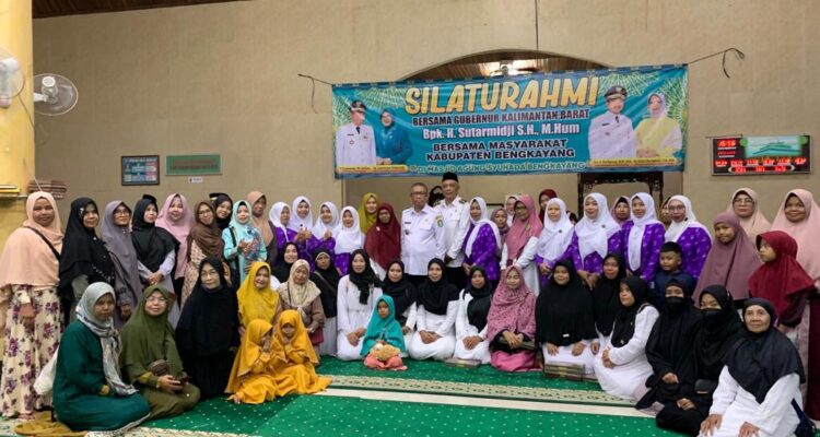 Gubernur Kalbar, Sutarmidji berfoto dengan masyarakat di Masjid Agung Syuhada Bengkayang, Rabu (07/06/2023) sore. (Foto: Jauhari)