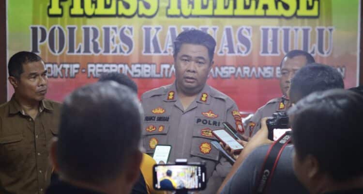 Kapolres Kapuas Hulu, AKBP France Yohanes Siregar memberikan keterangan pers terkait kasus TPPO, di Mapolres Kapuas Hulu, Rabu (07/06/2023). (Foto: Ishaq/KalbarOnline.com)