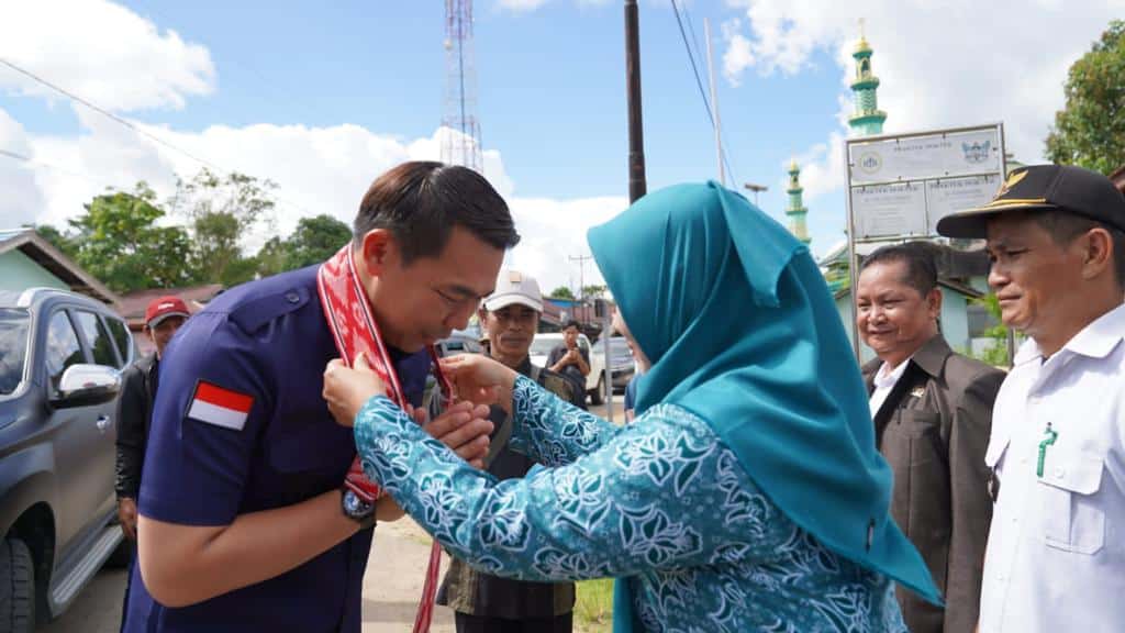 Penyambutan kedatangan Bupati Kapuas Hulu, Fransiskus Diaan dalam acara peresmian Kantor Desa Nanga Semangut, Kecamatan Bunut Hulu, Rabu (14/06/2023). (Foto: Ishaq)