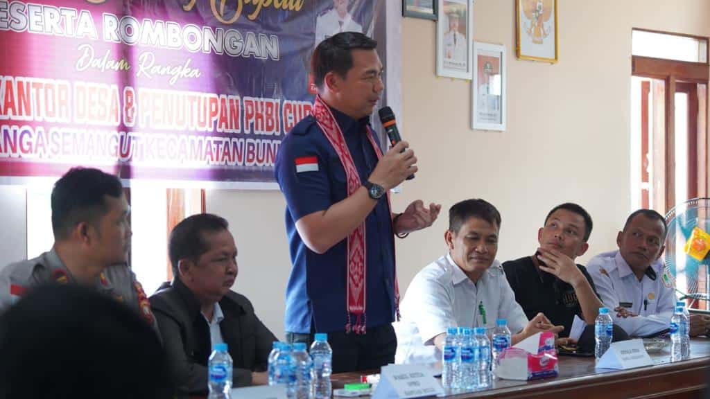 Bupati Kapuas Hulu, Fransiskus Diaan memberikan kata sambutan dalam acara peresmian Kantor Desa Nanga Semangut, Kecamatan Bunut Hulu, Rabu (14/06/2023). (Foto: Ishaq)