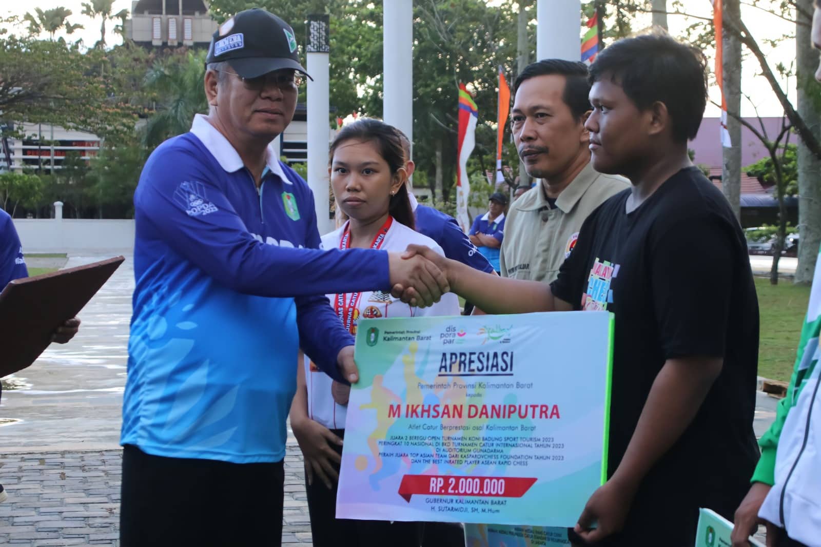 Sekda Kalbar, Harisson menyerahkan apresiasi berupa uang pembinaan secara simbolis kepada atlet catur berprestasi asal Kalbar. (Foto: Biro Adpim For KalbarOnline.com)