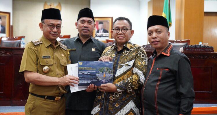 Wali Kota Pontianak, Edi Rusdi Kamtono menyerahkan Raperda Pertanggungjawaban APBD 2022 kepada Pimpinan DPRD Kota Pontianak. (Foto: Indri)