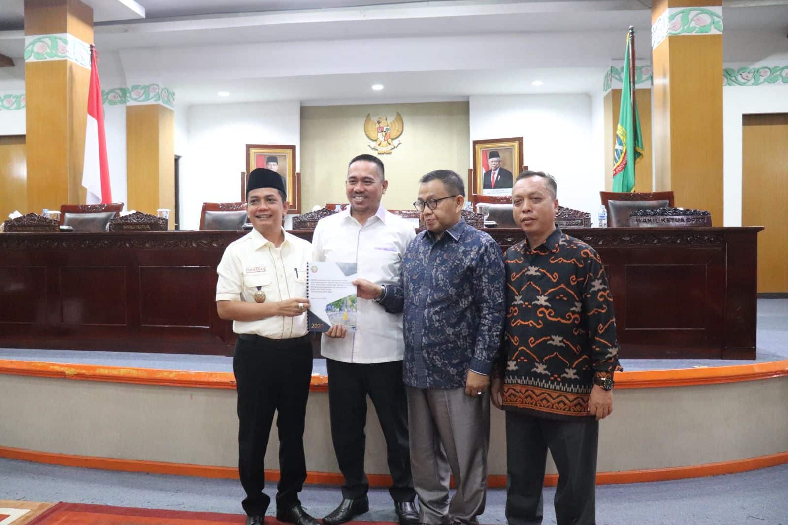 Wakil Wali Kota Pontianak, Bahasan foto bersama pimpinan DPRD Kota Pontianak. (Foto: Indri)