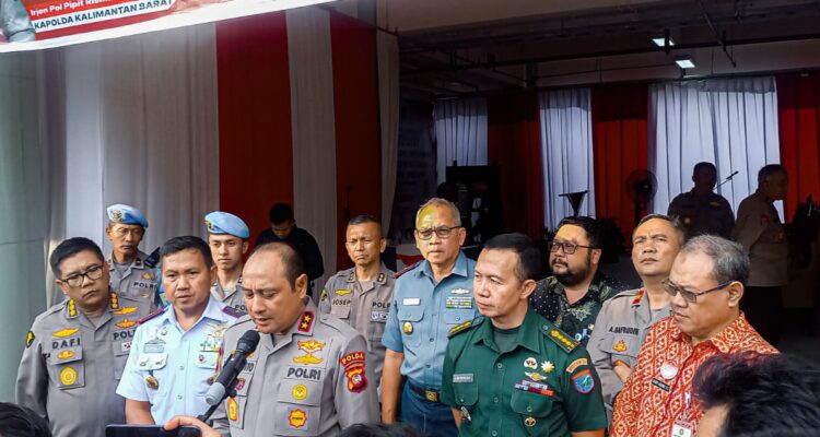 Kapolda Kalbar, Irjen Pol Pipit Rismanto memberikan keterangan pers usai menghadiri acara penutupan Bakti Kesehatan Serentak HUT Polri ke-77 Tahun 2023 oleh Kapolri melalui vicon, Kamis (22/06/2023). (Foto: Jauhari)