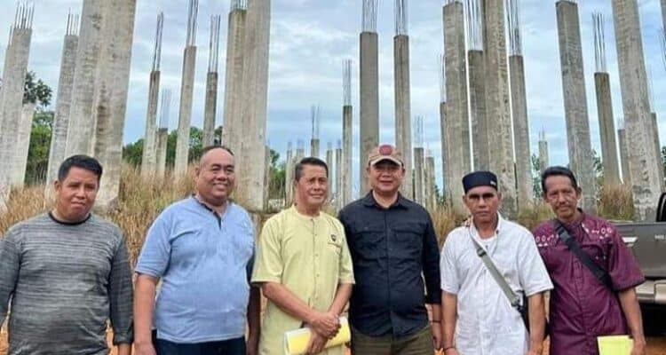 Sekda Ketapang, Alexander Wilyo meninjau progres pembangunan Masjid Sultan Zainudin, Kecamatan Sandai, Kabupaten Ketapang, Jumat (09/06/2023) pagi. (Foto: Adi LC)