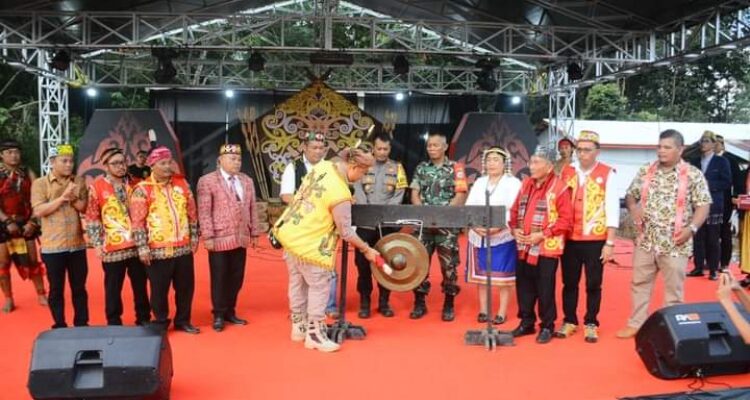 Sekda Ketapang, Alexander Wilyo membuka Gawai Nyapat Tautn ke-XII Kecamatan Simpang Hulu di lapangan Sepakbola Karang Taruna Tahak, Sabtu (01/07/2023). (Foto: Adi LC)