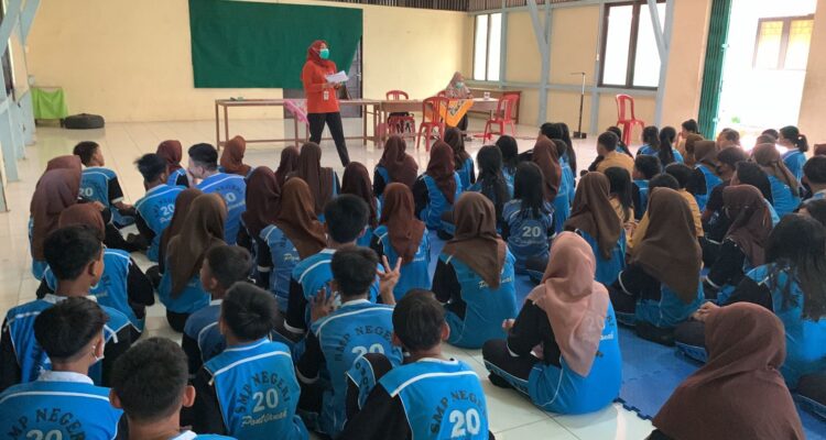 Selain pelayanan kesehatan langsung kepada ODGJ, Gema Sejiwa juga melakukan penyuluhan dan screening kesehatan jiwa ke pelajar untuk membentuk kesadaran dan menghilangkan tabu terhadap ODGJ. (Foto: Indri)