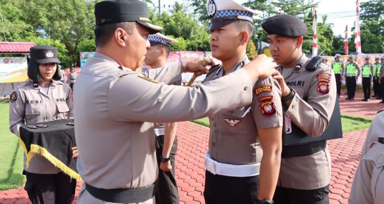 Upacara kenaikan pangkat periode 1 Juli 2023 dan PNS Polri periode 1 April 2023, di halaman Mapolres Mempawah, Senin (03/07/2023). (Foto: Polres Mempawah)