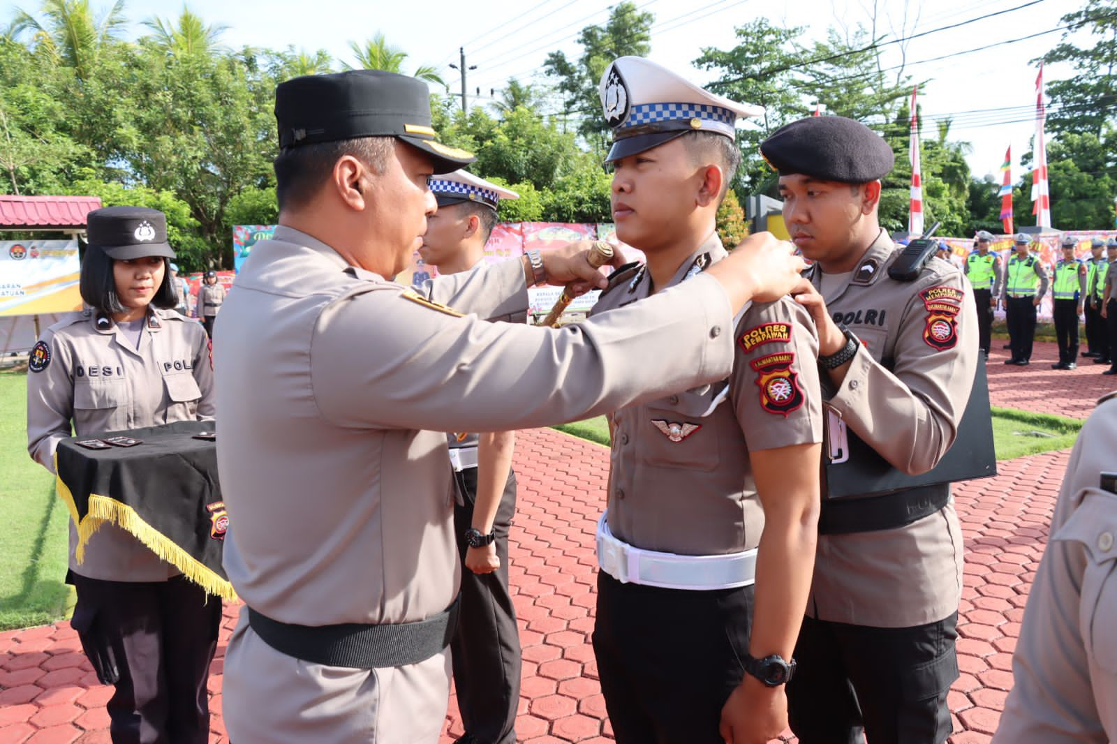 Upacara kenaikan pangkat periode 1 Juli 2023 dan PNS Polri periode 1 April 2023, di halaman Mapolres Mempawah, Senin (03/07/2023). (Foto: Polres Mempawah)