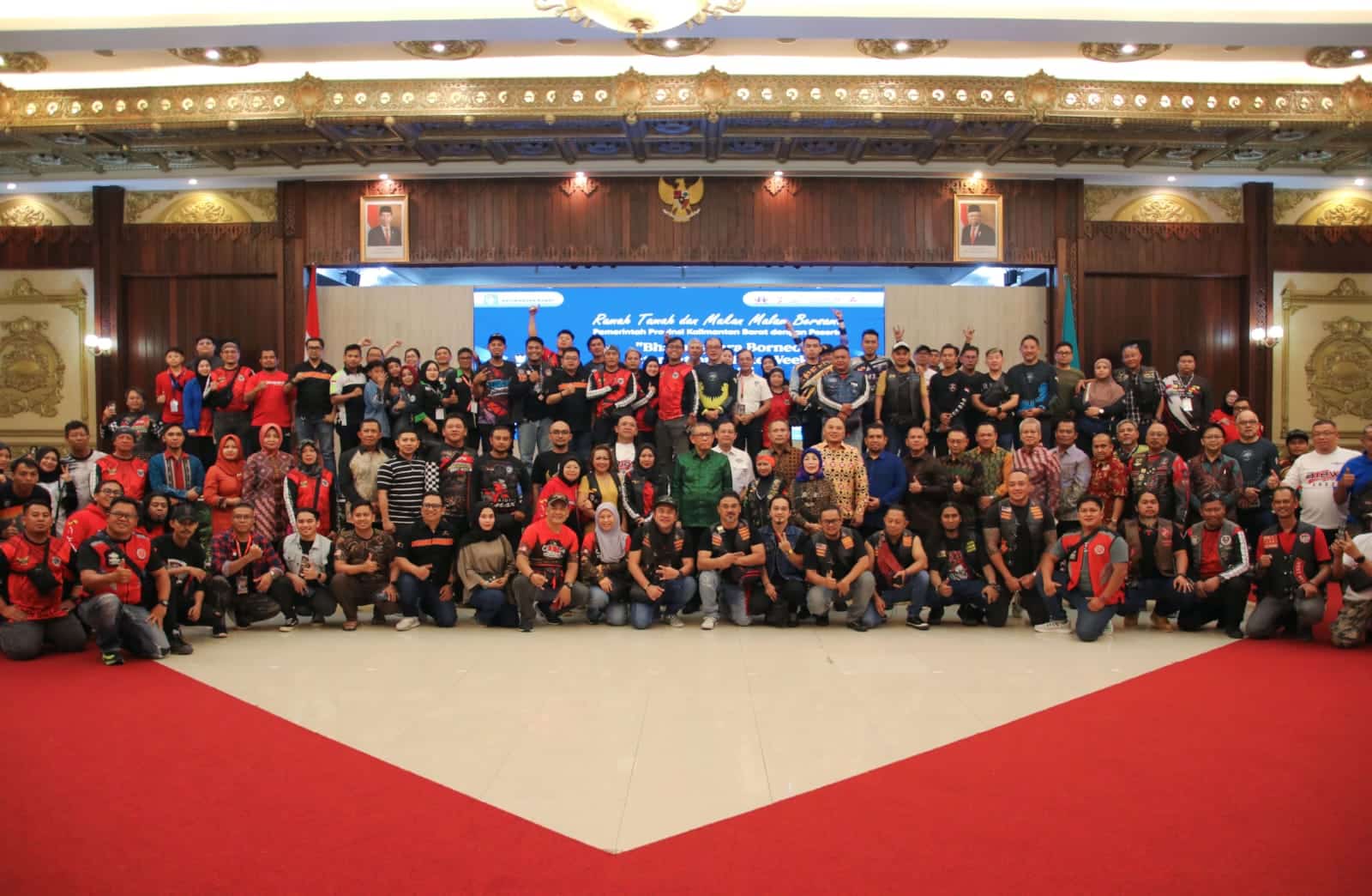 Foto bersama peserta Bhayangkara Borneo International Bike Week (BBIBW) di Pendopo Gubernur Kalimantan Barat, Jumat (07/07/2023) malam. (Foto: Jauhari)