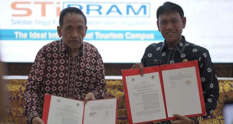 Wakil Bupati Ketapang, Farhan, foto bersama usai melakukan penandatangan MoU dengan Sekolah Tinggi Pariwisata Ambarrukmo (Stipram) Yogyakarta, di Stipram Yogyakarta, Jumat (07/07/2023). (Foto: Adi LC)