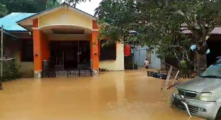 Salah satu rumah warga yang terdampak bencana banjir di Kecamatan Batang Lupar. (Foto: Ishaq)