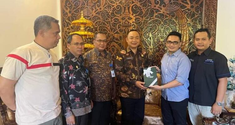 Audiensi Kepala Cabang Wilayah BP Jamsostek (Kacab. Wil. BPJS) Provinsi Kalimantan Barat, Ryan Gustaviana, di kediaman Sekda Ketapang, Alexander Wilyo, Jumat (07/07/2023). (Foto: Adi LC)