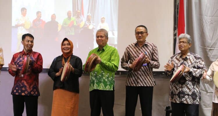 Sekda Provinsi Kalbar, Harisson menghadiri Rapat Koordinasi Teknis dan Sosialisasi Program Pelestarian Kebudayaan di Kalbar, di Hotel Golden Tulip, Kota Pontianak, Senin (10/07/2023). (Foto: Biro Adpim For KalbarOnline.com)