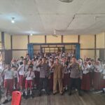 Jajaran Polsek Putussibau Utara foto bersama peserta penyuluhan di SMP Negeri 1 Putussibau. (Foto: Ishaq)