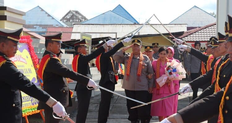 Tradisi pedang pora sebagai tanda pelepasan Kapolres Kapuas Hulu yang lama, AKBP France Yohanes Siregar, di lapangan apel Mapolres setempat, Kamis (13/07/2023). (Foto: Ishaq)