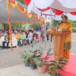 Bupati Kayong Utara, Citra Duani memberikan kata sambutan dalam acara Pameran Pembangunan di Pantai Pulau Datok Kecamatan Sukadana, Sabtu (15/07/2023). (Foto: Santo)