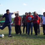 Bupati Kapuas Hulu, Fransiskus Diaan membuka Open Turnamen Uncak Peninduk CUP 1 di Desa Jerenjang, Kecamatan Seberuang, Minggu (16/07/2023). (Foto: Ishaq)