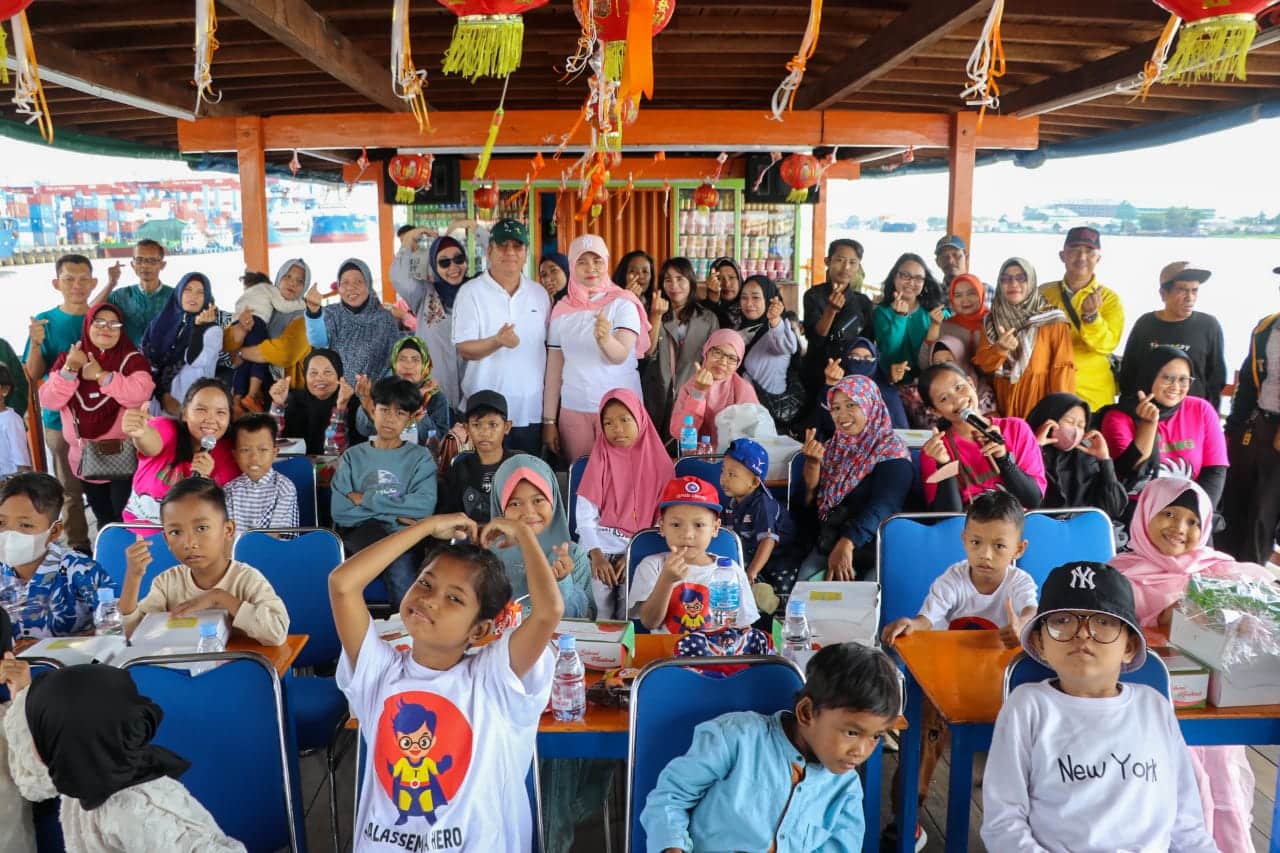 Foto bersama anak-anak thalasemia di atas kapal wisata, Minggu (23/07/2023) pagi. (Foto: Jauhari)