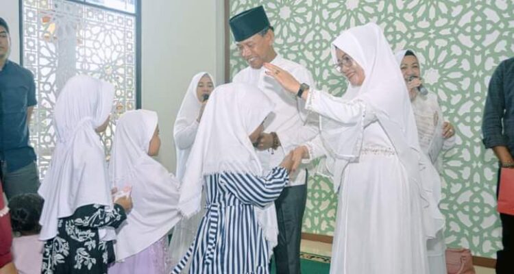 Wakil Bupati Ketapang, Farhan didampingi Wakil Ketua TP PKK Kabuaten Ketapang, Ervani Masita Farhan memberika santunan kepada anak-anak yatim piatu, di Masjid Darul Hikmah Kelurahan Banjar, Minggu (23/07/2023). (Foto: Adi LC)