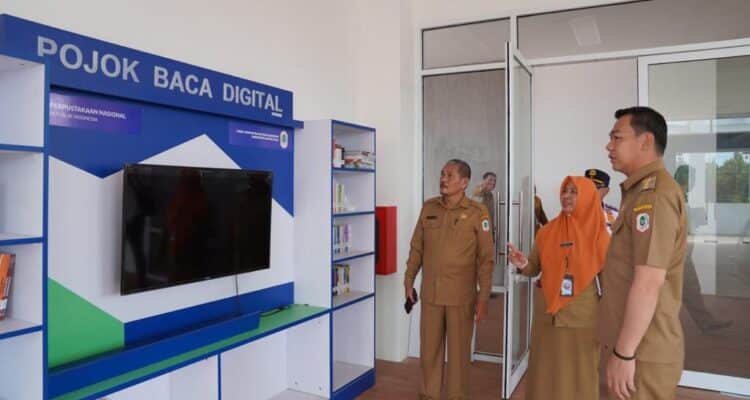 Bupati Kapuas Hulu, Fransiskus Diaan meninju layanan Perpustakaan Daerah Kabupaten Kapuas Hulu, usai diresmikan, pada Senin (24/07/2023). (Foto: Ishaq)