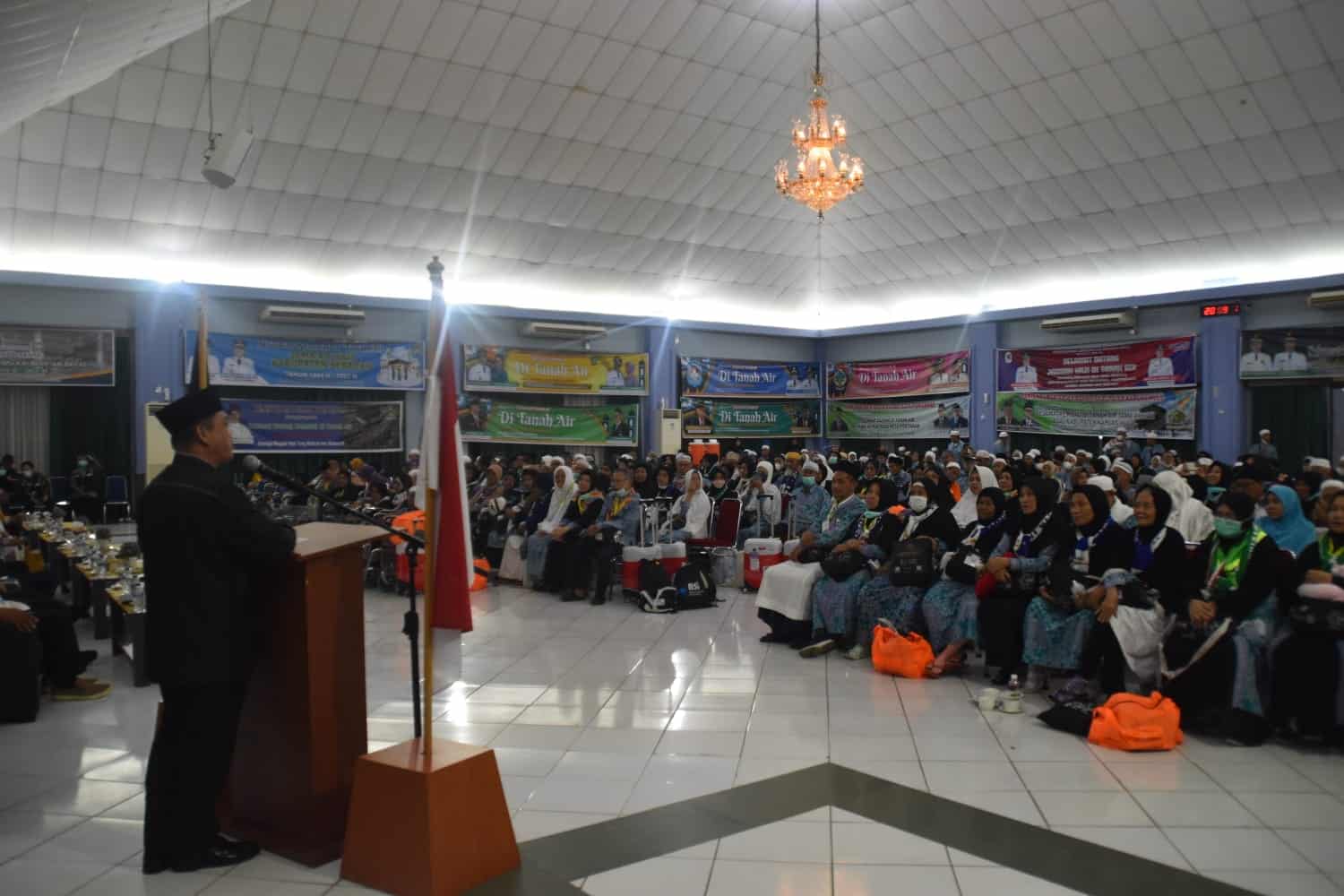 Wakil Gubernur Kalimantan Barat, Ria Norsan memberikan kata sambutan dalam acara penyambutan kedatangan jemaah haji asal Kalbar, di Asrama Haji Batam, Rabu (26/07/2023) malam. (Foto: Biro Adpim For KalbarOnline.com)