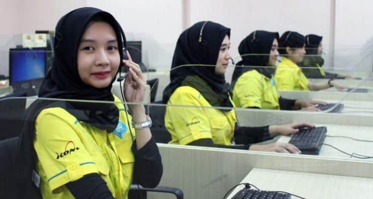 Petugas Contact Center PLN 123 selalu melayani pelanggan dengan senyuman. (Foto: PT PLN)