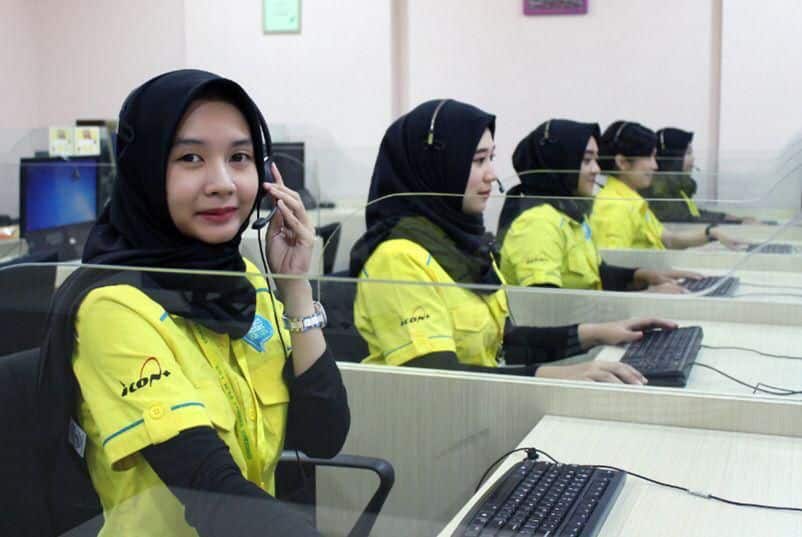 Petugas Contact Center PLN 123 selalu melayani pelanggan dengan senyuman. (Foto: PT PLN)