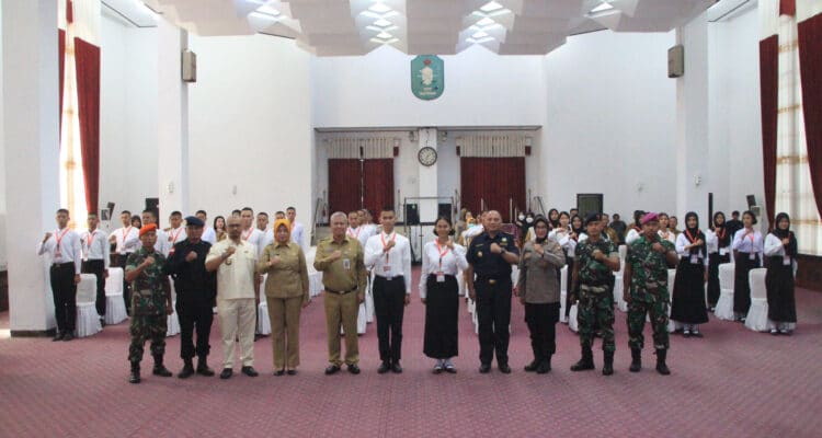 Sekda Kalbar, Harisson foto bersama dalam kegiatan pendidikan dan pelatihan anggota paskibraka Provinsi Kalbar tahun 2023, di Balai Petitih Kantor Gubernur Kalbar, Senin (31/07/2023). (Foto: Biro Adpim For KalbarOnline.com)