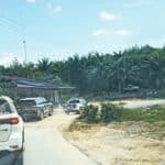 Rombongan Gubernur Kalbar Sutarmidji saat melintasi ruas jalan Tumbang Titi di Kabupaten Ketapang. (Foto: Jau/KalbarOnline.com)
