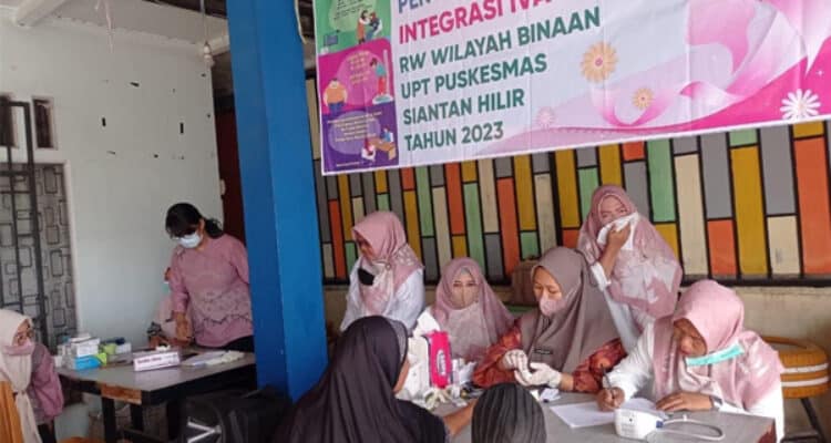 UPT Puskesmas Siantan Hilir melakukan skrinning pemeriksaan penyakit tidak menular hipertensi dan diabetes melitus