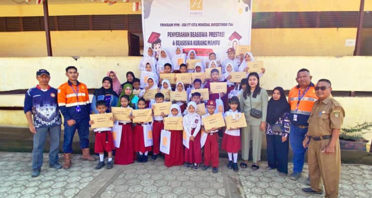 Foto bersama murid SDN 11 Sandai, Kabupaten Ketapang, Kalimantan Barat. (Foto: Adi LC)