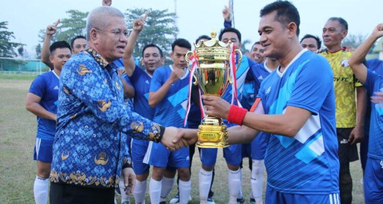 Sekda Kalbar, Harisson menyerahkan piala kepada pemenang turnamen sepak bola antar OPD di lingkungan Pemerintah Provinsi Kalimantan Barat, di Stadion Sultan Syarif Abdurrahman (SSA), Selasa (01/08/2023) sore. (Foto: Indri)