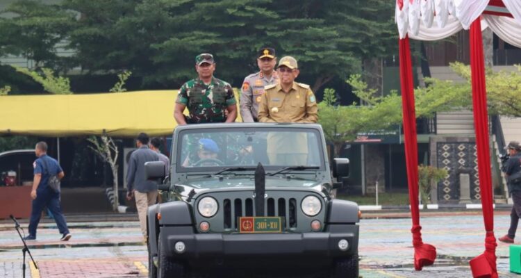 Gubernur Kalbar, Sutarmidji melakukan pengecekan personel gabungan siap kesiagaan penanggulangan karhutla di wilayah Provinsi Kalbar, di Lapangan Tidayu Kodam XII/Tanjungpura, Rabu (02/08/2023). (Foto: Jauhari)