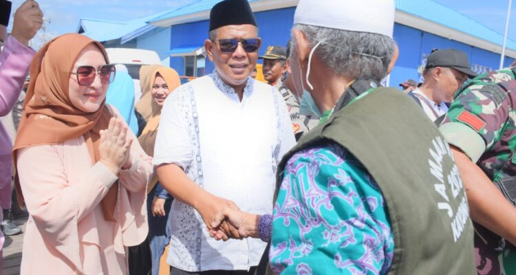 Bupati Kayong Utara, Citra Duani bersama Wakil Bupati Effendi Ahmad menyambut kedatangan jemaah haji Kayong Utara di Kecamatan Teluk Batang. (Foto: Santo)