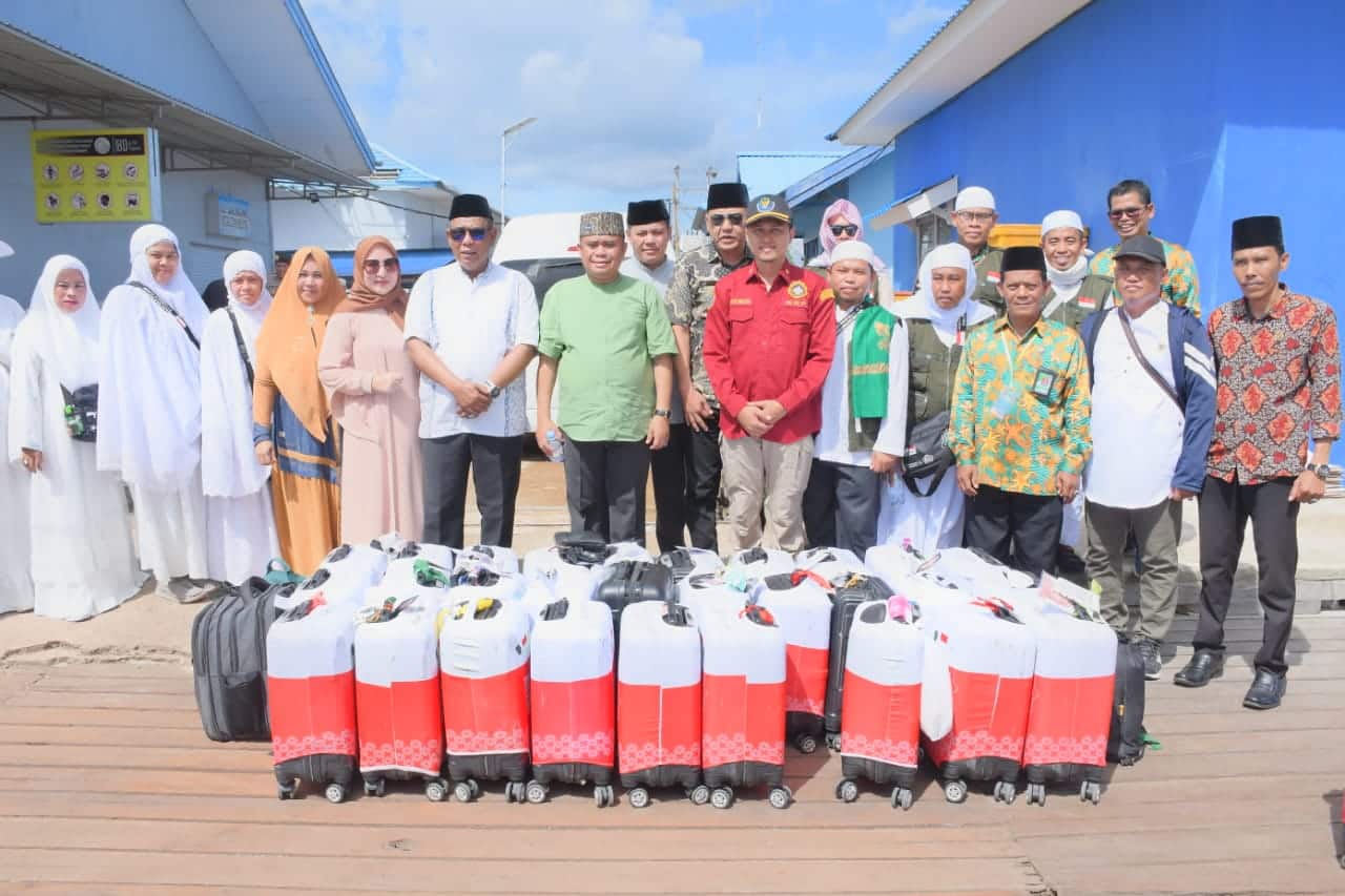 Bupati Kayong Utara, Citra Duani dan Wakil Bupati Effendi Ahmad foto bersama jemaah haji Kayong Utara di Kecamatan Teluk Batang. (Foto: Santo)