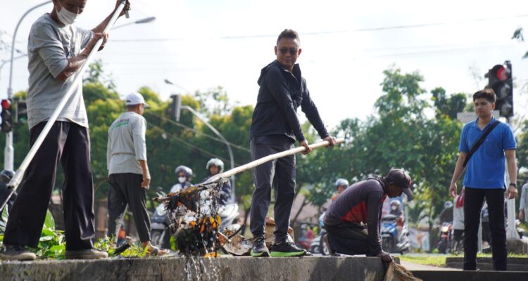 Wali Kota Pontianak, Edi Rusdi Kamtono juga ikut berbaur membersihkan parit yang ada di Jalan Alianyang, Kelurahan Sungai Bangkong, Kecamatan Pontianak Kota. (Foto: Indri)