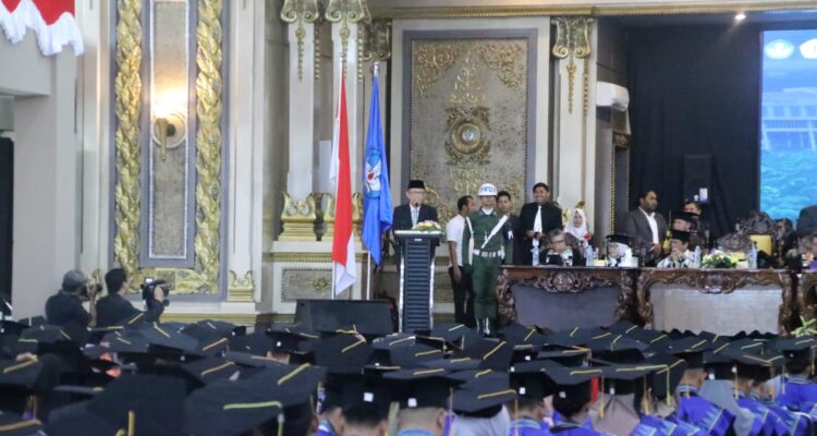 Gubernur Kalbar, Sutarmidji memberikan kata sambutan dalam Sidang Senat Terbuka Wisuda Periode IV Tahun Ajaran (TA) 2022/2023 di Gedung Auditorium Untan Pontianak, Kamis (03/08/2023). (Foto: Biro Adpim For KalbarOnline.com)