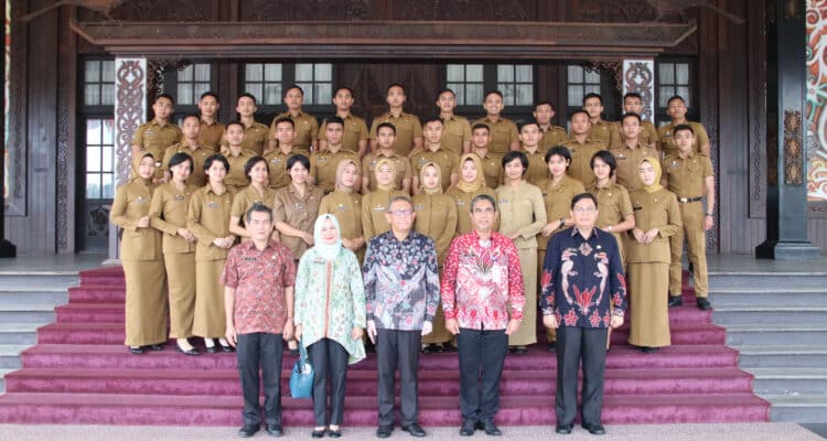 Gubernur Kalimantan Barat, Sutarmidji foto bersama para lulusan IPDN angkatan 30, di Pendopo Gubernur Kalbar, Selasa (10/08/2023). (Foto: Biro Adpim For KalbarOnline.com)