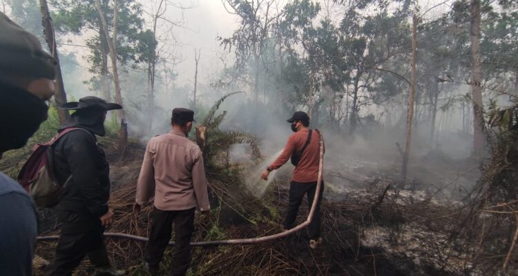 Kepolisian bersama stakeholder terkait melakukan pendinginan dan pemantauan terhadap kebakaran hutan dan lahan (karhutla) di wilayah Kabupaten Kubu Raya. (Foto: Polres Kubu Raya)