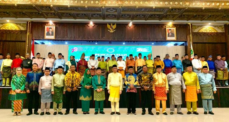 Gubernur Kalbar, Sutarmidji foto bersama pengurusan DPP MABM Kalbar periode 2023 - 2028, di Pendopo Gubernur Kalimantan Barat, Minggu (13/08/2023) malam. (Foto: Indri)