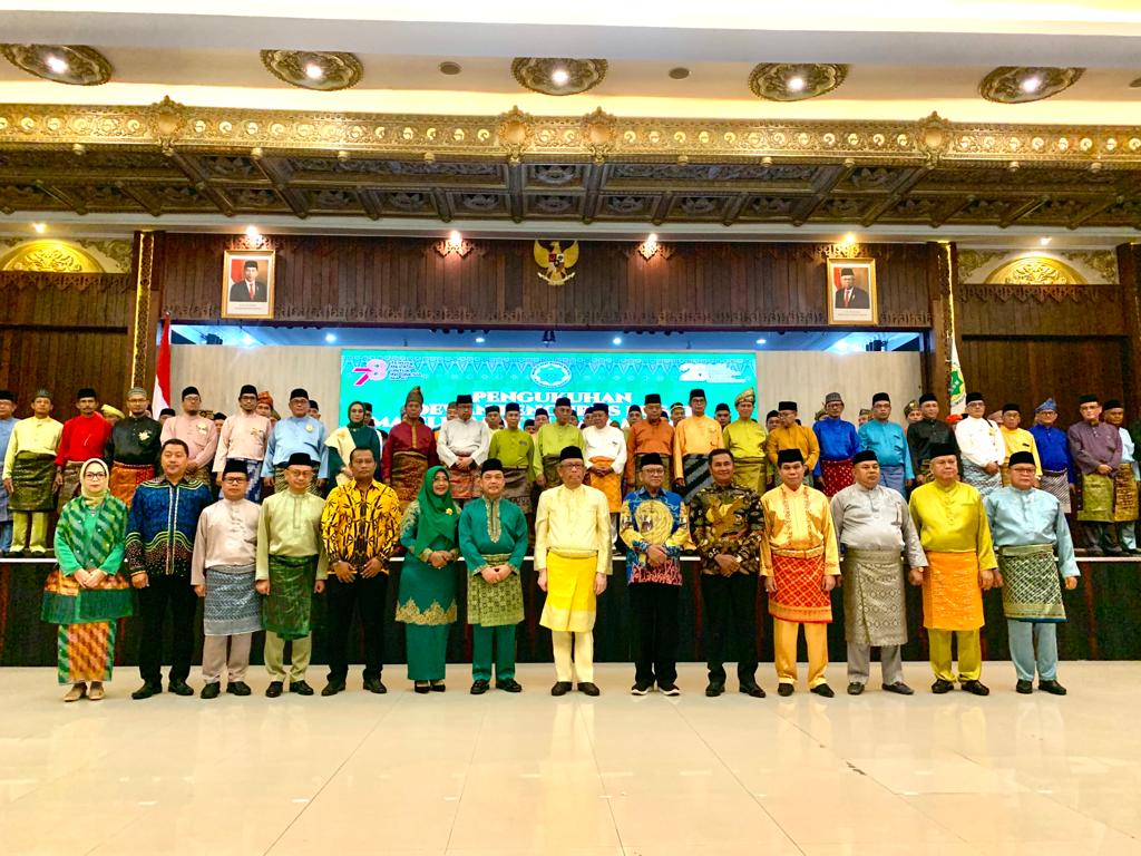 Gubernur Kalbar, Sutarmidji foto bersama pengurusan DPP MABM Kalbar periode 2023 - 2028, di Pendopo Gubernur Kalimantan Barat, Minggu (13/08/2023) malam. (Foto: Indri)