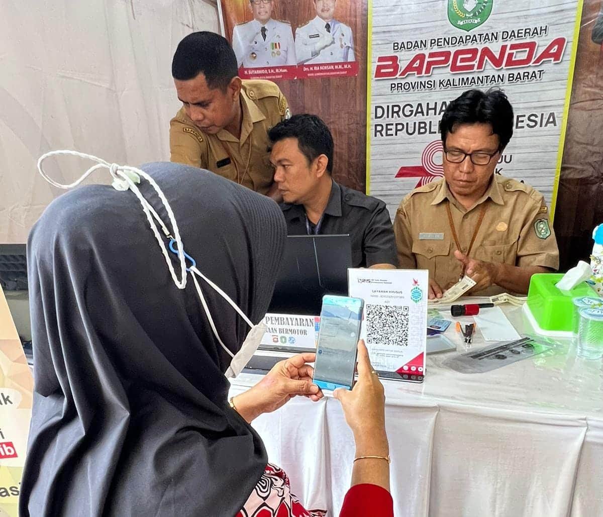 Stand layanan pajak PKB Bapenda Provinsi Kalbar di Gaia Mall. (Foto: Jauhari)