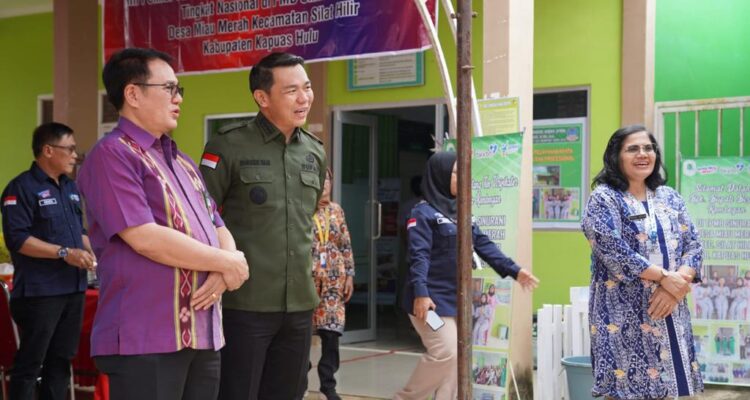 Bupati Kapuas Hulu, Fransiskus Diaan menghadiri acara verifikasi lapangan nominasi role model TPMB tingkat nasional di Praktek Mandiri Bidan (PMB) Sinurani, Selasa (15/08/2023). (Foto: Ishaq)