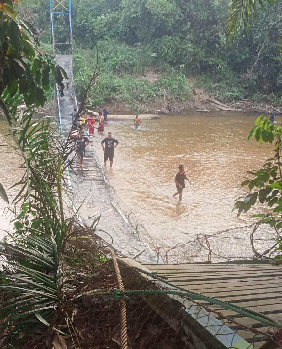 Jembatan mentukak ambruk, pada Kamis (17/08/2023). (Foto: Jauhari)